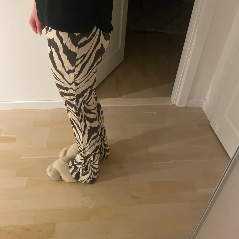 Säljer dessa assnygga Lågmidjade byxor med zebra mönster❤️ storlek 36 Passar bra på mig som är 163cm💋💋💋. Jeans & Byxor.