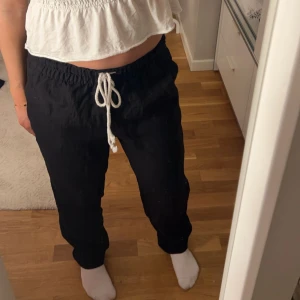 Linnebyxor - Säljer dessa fina och sköna svarta linnebyxorna med vita virkade snören. Använt fåtal gånger, nyskick. Priset kan diskuteras💕💕