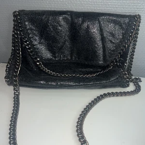 Svart tiamo liknande väska  - Säljs pga används inte längre🌸 man får plats med mycket i den och den är lätt att stänga skickar gärna fler bilder vid intresse🩷