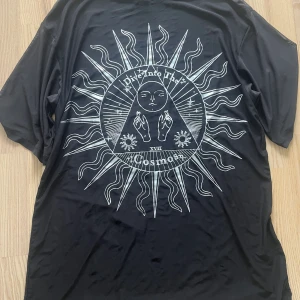Svart tröja - Overzised svart tshirt i mesh tyg (halft genomskinlig) använd npgra gånger men i bra skick