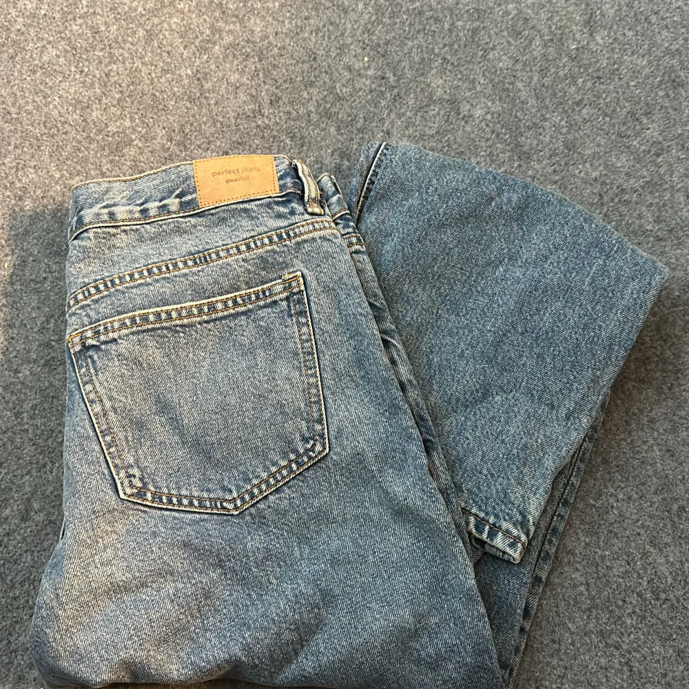 Ljusblåa low waits jeans från Gina Tricot i storlek 42. Inköpta för 500kr säljer för 250kr. Jeans & Byxor.