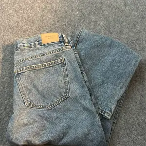 Ljusblåa low waits jeans från Gina Tricot i storlek 42. Inköpta för 500kr säljer för 250kr
