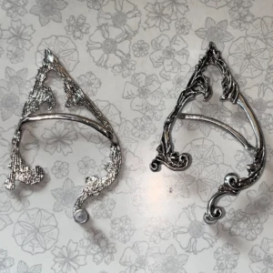 Älvörhängen - Älvörhängen, köpta på etsy. Kommer tyvärr inte till användning. Fick dem i julklapp  I jättebra skick🥰 Kan aktivera köp nu om så önskas