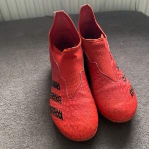Adidas predator fotbolls skor använda men dom fungerar jätte bra om man ska spela fotboll 