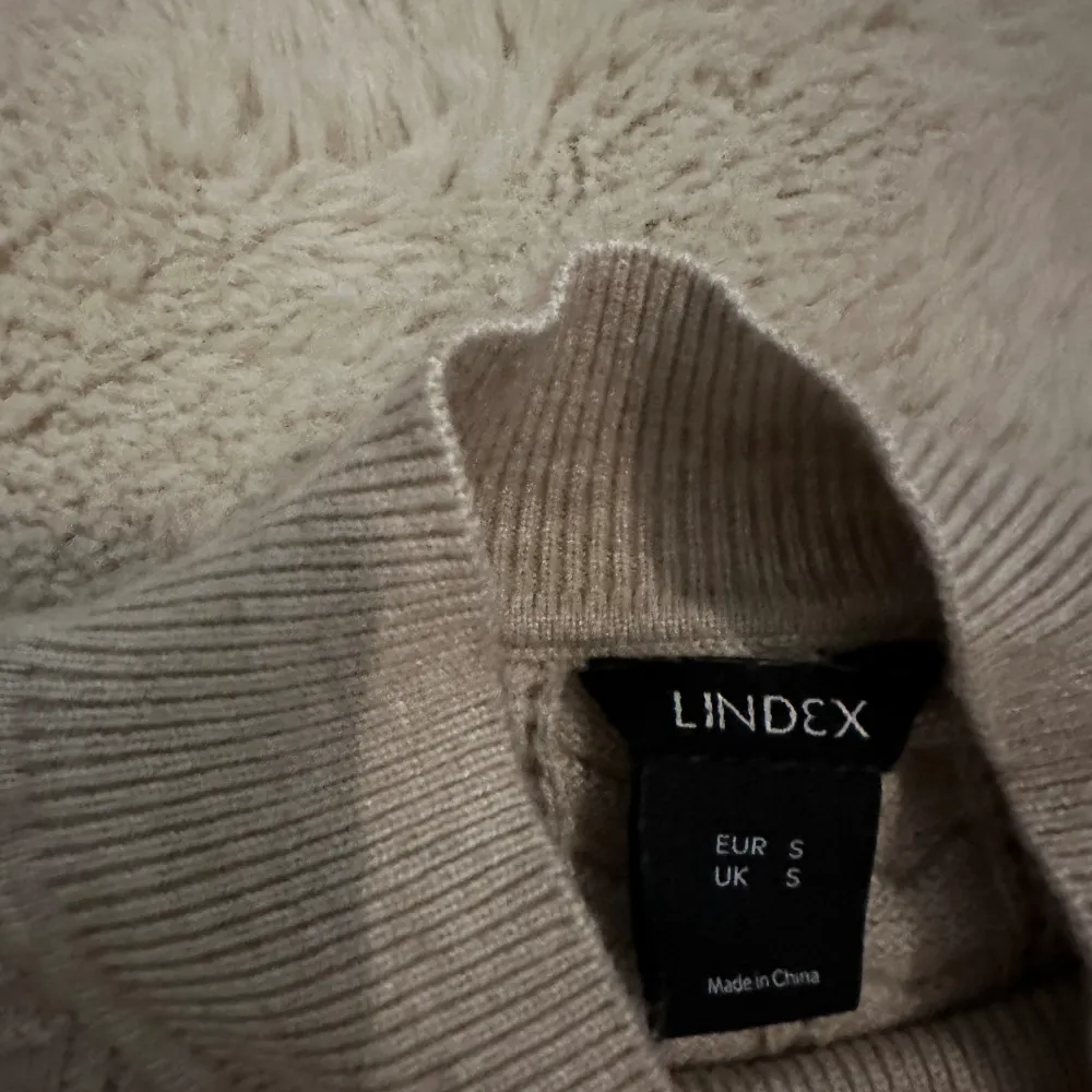 Super fin stickad tröja ifrån Lindex den är i mycket bra skick då den aldrig är använd endast testad❤️. Tröjor & Koftor.