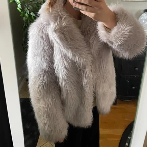 Fuskpäls jacka  - Aldrig andvänd, så den är som ny. 💕