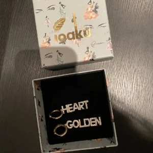 Ioaku örhängen - Säljer nu dessa örhängen ifrån ioaku. Aldrig använda och man får med boxen! Nypris 650kr❤️