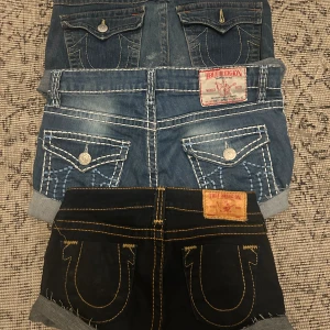 True religion shorts  - Säljer mina true religion shorts som är perfekta till sommaren. Skriv dom för fler bilder samt stl. Säljer alla 3 för 500kr 💖