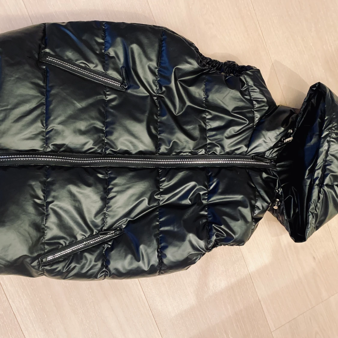 Glansig svart dunväst