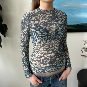Meshtopp - Säljer denna långärmadade meshtopp i jättecoolt mönster💙🐆