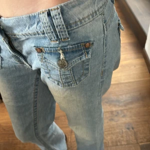 Lågmidjade ljusblåa jeans - Jättefina lågmidjade ljusblåa jeans för de som e mellan 154-160. Säljer eftersom de tyvärr var för korta för mig. Jätte bra skick, aldrig använt!! Midjemått - 35cm 