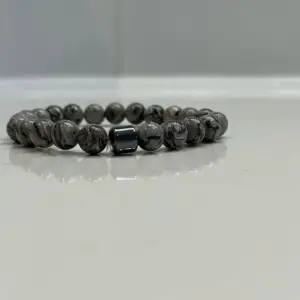 Detta armband heter grey pearl och är av Sten, pärlorna är 8mm. Helt ny skick!! Vid intresse hör gärna av er!!