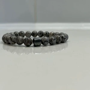 Grey pearl armband  - Detta armband heter grey pearl och är av Sten, pärlorna är 8mm. Helt ny skick!! Vid intresse hör gärna av er!!