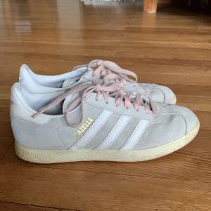 Säljer mina svin snygga rosa adidas gazelle. Ljusrosa band med grå vit bas. Tvättas innan de skickas såklart. 