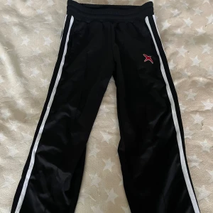 Axel Arigato byxor - Säljer nu mina Axel Arigato byxor då den inte kommer till användning. Det finns dragkedja fickor på båda sidorna  och på rumpan samt nere vid fötterna så man kan justera hur brett man vill ha. Storlek L men skulle argumentera att den är mer som M.