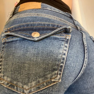 Lågmidjade jeans - Lågmidjade jeans från lager 157! Assnygga fickor och bra längd på mig som är 156 cm, modellen är ”short”. Säljer eftersom de inte kommer till användning💗
