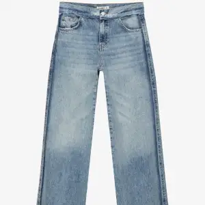 Säljer mina blåa jeans från Pull & Bear. Jeansen är helt oanvända och säljs på grund av att de inte kommit till användning💓