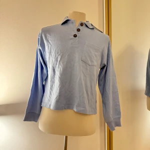 Tröja - Ljusblå tröja med så fin krage. Från Monki och aldrig använd med prislapp kvar. Skriv för frågor 🩵