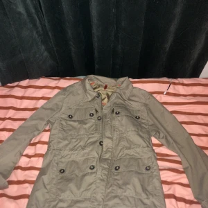 Field jacket  - Säljer nu denna Field jacket från j Lindberg storlek L pris 999. Priset är väldigt diskuterbart. Skriv gärna ifall ni har några frågor eller vill har flera bilder 