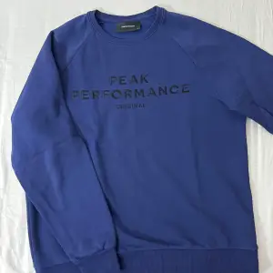 Marinblå Peak Perdormance tröja i storlek XXL