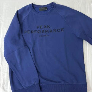 PEAK PERFORMANCE tröja - Marinblå Peak Perdormance tröja i storlek XXL