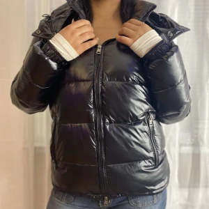 Moncler jacka  - PRIS KAN DISKUTERAS OCH KOMMER BUDAS.  Moncler Jacka Storlekbeskrivning: 1 (S-M) Man kan anpassa passformen på luvan och längst ner i jackan. Jag är 165cm och jackan passade mig fint. Påse och allt som kom med den ingår såklart  x
