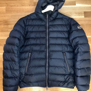 Colmar jacka  - I fint skick förutom ett litet hål i vänstra armen som inte syns. Jackan är perfekt nu inför hösten. Storlek 48 som motsvarar S/M