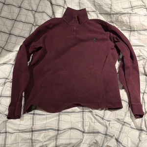 Ralph lauren halfzip - Riktigt snygg Ralph lauren halfzip  Säljer då jag inte använder den så mycket längre skick 6,5/10 Den är ganska kort i storlek 