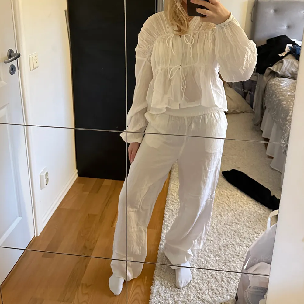 Vita linnebyxorđ GĂ„r att ha LĂ„gmidjade eller midwaist, tjockare mudd i midjan Skriv för fler bilder! . Farkut & Housut.