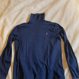 Ralph Lauren långärmad polotröja  - Ralph Lauren polotröja i nyskick, knappast använd! Pris kan diskuteras och om du har någon fråga är det bara att ställa! 😊