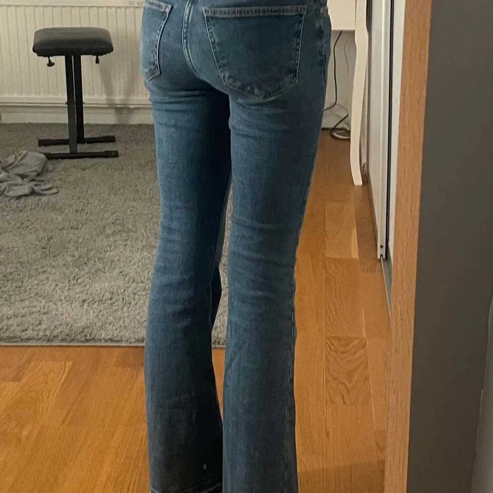 Jag har växt ut dessa jeans, dem är inte så använda men jag har förlängt sem lite där nere. Jag är 174 cm lång och dem är lite korta för mig. Det är ett par lowwaist bootcut jeans från Gina trixar köpta för 500. . Jeans & Byxor.