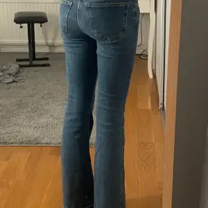 Jag har växt ut dessa jeans, dem är inte så använda men jag har förlängt sem lite där nere. Jag är 174 cm lång och dem är lite korta för mig. Det är ett par lowwaist bootcut jeans från Gina trixar köpta för 500. 