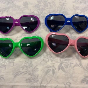 Hjärta Solglasögon  - Lins 6.0*6.50 cm Solglasögonens bredd 14.00cm  CE UV400 Passa tjejerna och undgomar  Helt ny  75kr/st
