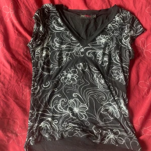 En svart topp med vita detaljer - Jätte fin och söt topp den är använd men ser ny ut