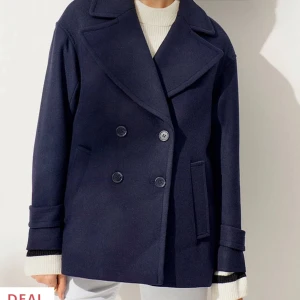 Blå kappa ellos - Säljer nu denna populära kappa ifrån ellos i storlek 39. Nypris 899, jag säljer för 400! 💕