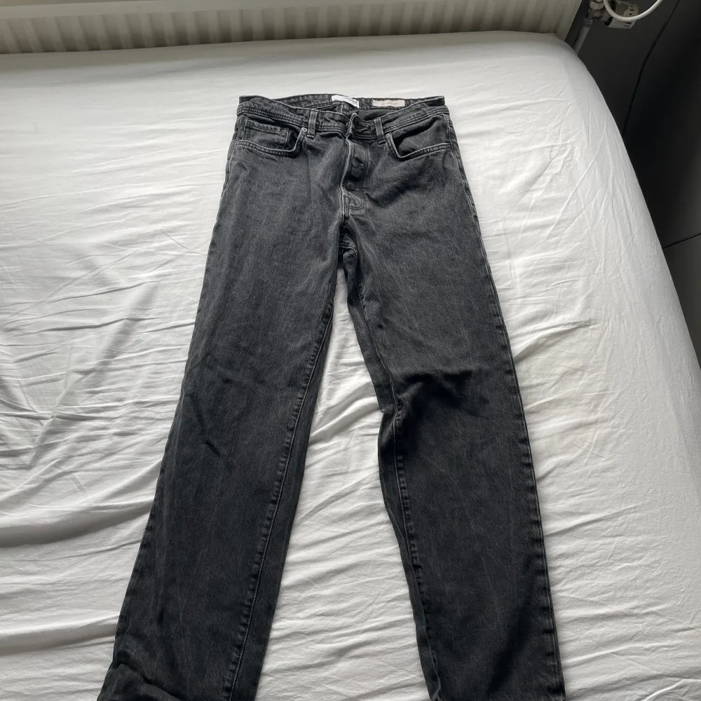 Tjenare, jag tänkte sälja ett par svarta jeans då dom tyvärr är lite för korta för mig. Dom är rätt så bagy. Skick: 7/10. Jeans & Byxor.