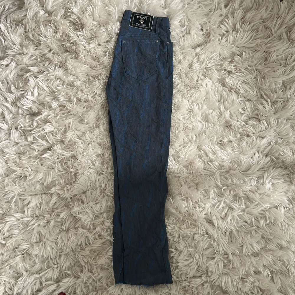 Högmidjade och stretchiga jeans i smalare modelll från Versace jeans couture. Avklippta nedtill och är ankellängd på mig som är 172 cm. Passar 36/38 . Jeans & Byxor.
