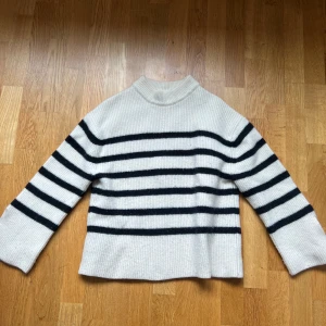 Ull stickad tröja  - Tröja från H&M premium.  100% Ull.  Något liten i storlek. 