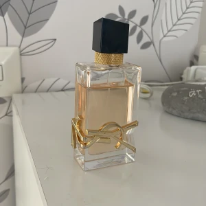 YSL libre  - Säljer denna parfym då de inte riktigt är min typ av parfym, därav är den väldigt sparsamt använd. Nypris 1400💗💗mitt pris 650🥰