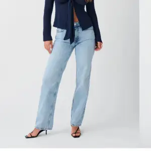 Jeans från gina tricot i storlek 32 (har en blekt fläck på ena benet som knappt syns)