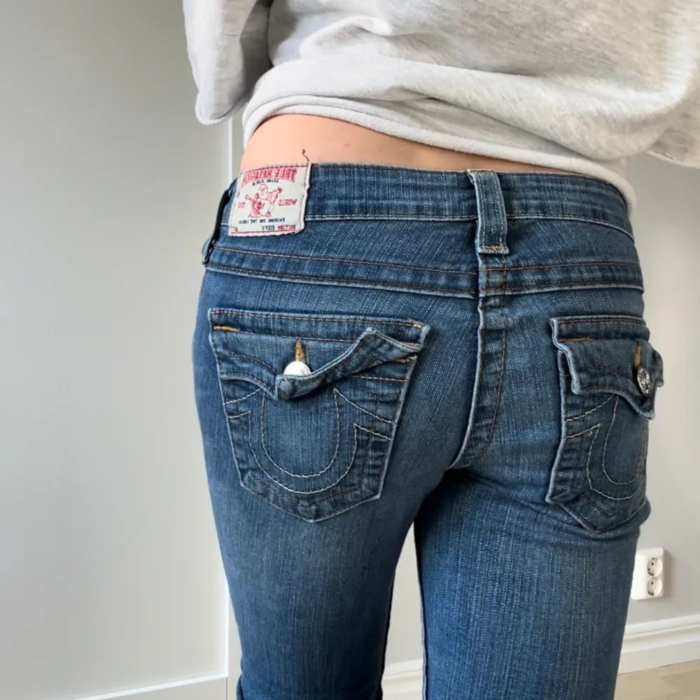 Super snygga True Religion jeans! Dem är i nyskick, inga defekter. Innerbenslängd 82cm Midjemått tvärsöver 38cm . Jeans & Byxor.