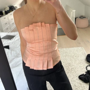 Korsett med pärldetaljer - Supersnygg korallfärgade korsett med pärldetaljer Pris kan diskuteras