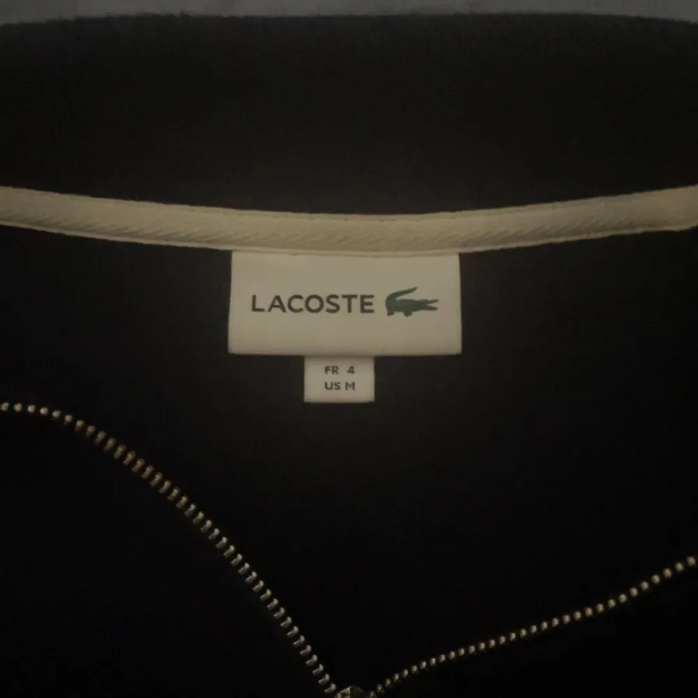 Tjena, säljer denna Lacoste halfzippen då den inte kommer till användning längre. Den är i bra skick, inte så använd och har inga hål! Köpt i sommras på Åhlens City för ca 1 300kr, har tyvärr inget kvitto kvar ifall jag inte hittar det. . Tröjor & Koftor.