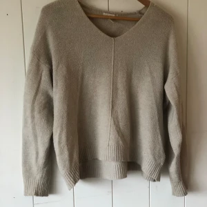 FIN STICKAD TRÖJA - nyskick, stickad tröja från H&M. Använd bara fåtal ggr,  Storlek: S