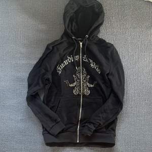 Blinglucid Rhinestone Zip hoodie, 129kr endast!🙌🏼