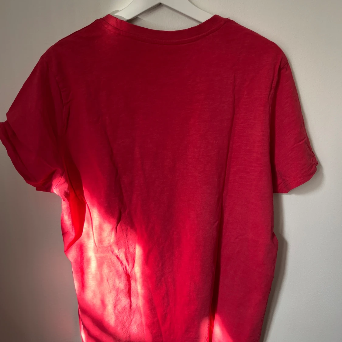 Röd tröja med tryck - 91