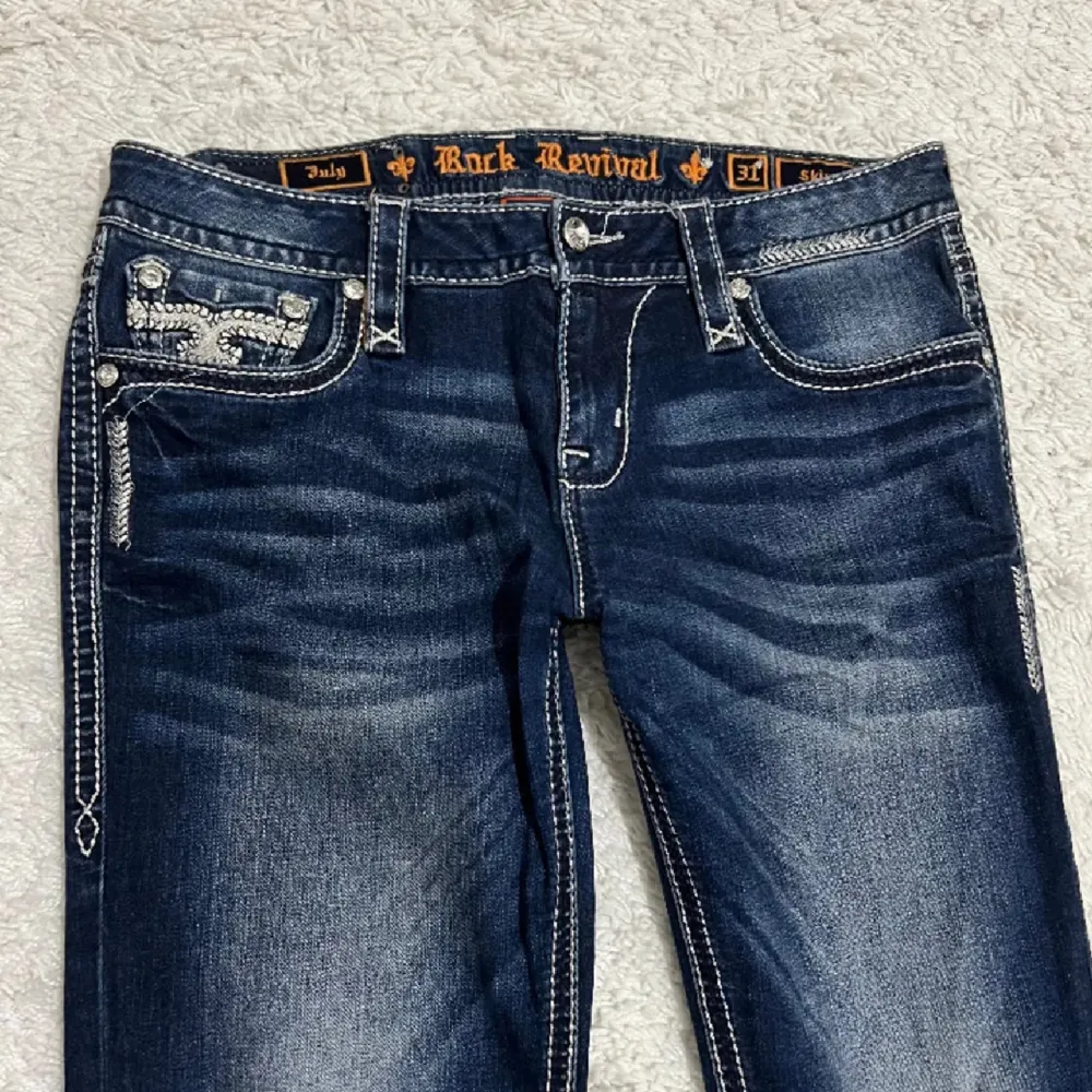 Rock Revival Jeans, i perfekt skick 💕 Midjan är 90cm och innerbens är 79cm 🩶. Jeans & Byxor.