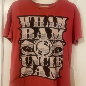  röd graphic t-shirt  - Fett graphic t med cool design. Inga defekter 