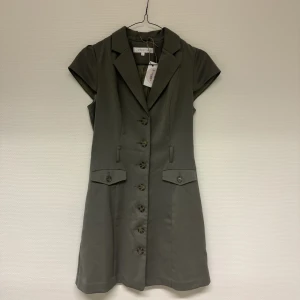 Klänning  - Superfin klänning från märket Stockholm, passar perfekt till våren/sommaren💚