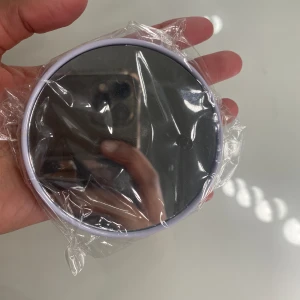 Mini spegel  - Mini spegel att ha i väskan för att små checka dig under dagen väldigt praktiskt och ny!